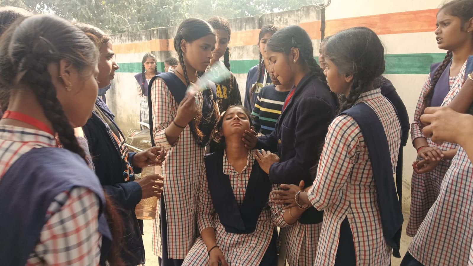 प्रदर्शन के दौरान बेहोश छात्रा। स्रोत : सोशल मीडिया