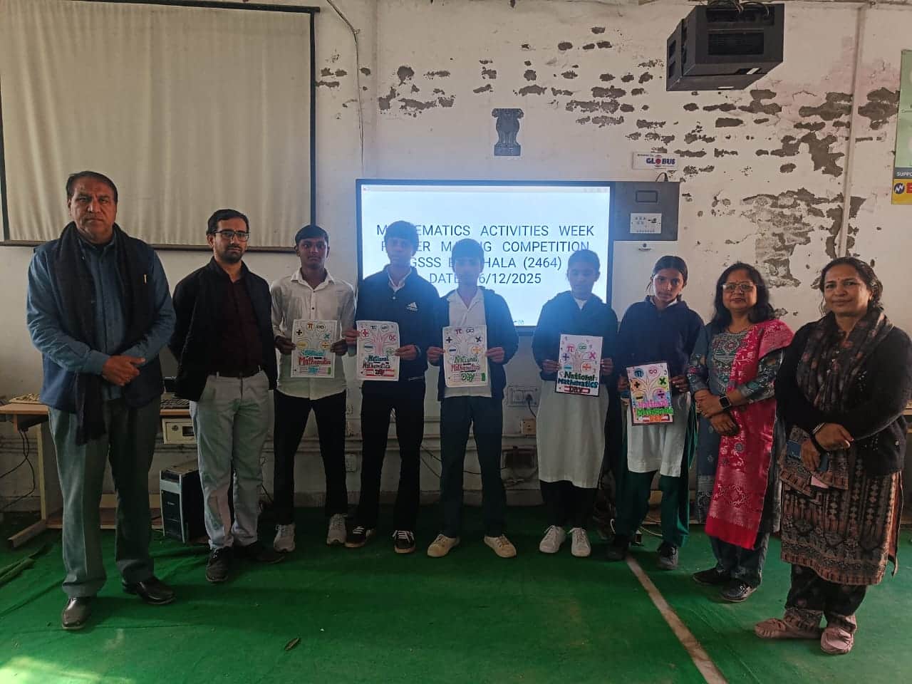 पोस्टर मेकिंग प्रतियोगिता में विजेता बच्चों को सम्मानित करते शिक्षक। स्रोत : स्कूल