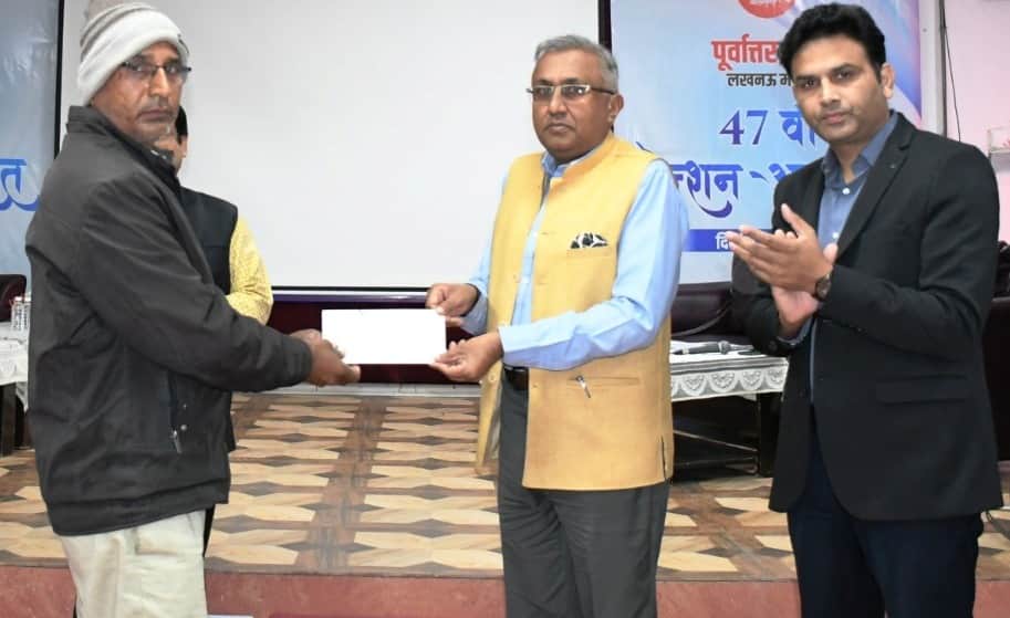 पेंशन अदालत में लाभार्थी को समापक भुगतान प्रदान करते डीआरएम।स्रोत : रेलवे