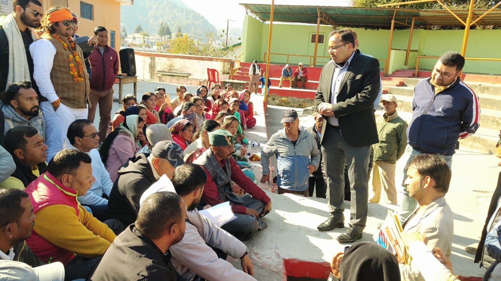 पिथौरागढ़ कलक्ट्रेट के पास धरनास्थल पर विधायक मयूख महर और ग्रामीणों से वार्ता करने पहुंचे एडीएम