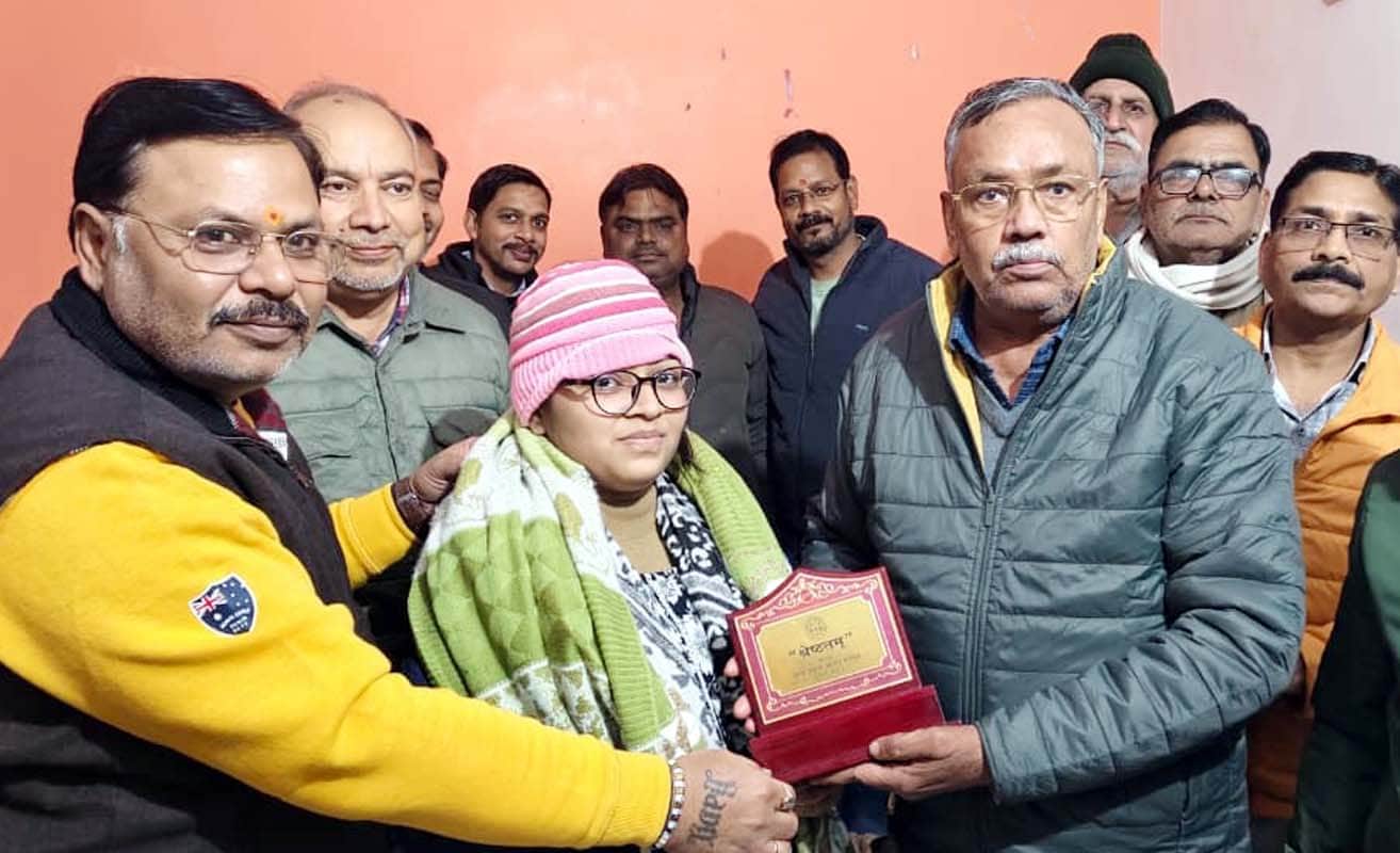 पुवायां में कल्पना शर्मा को सम्मानित करते व्यापार मंडल पदाधिकारी। संवाद