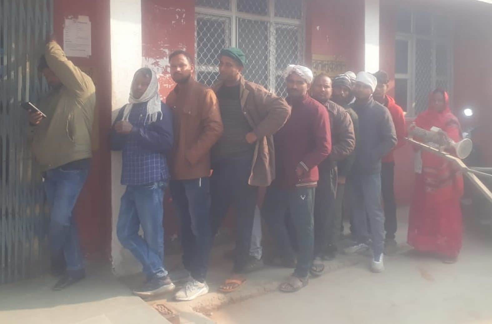 रेलवे के आरक्षण केंद्र पर टिकट के लिए कतार में खड़े लोग। 