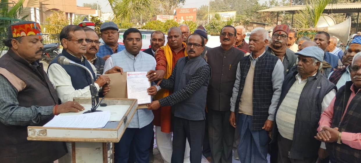 Retired employees protested against the Central Pay Commission notification and submitted a memorandum.