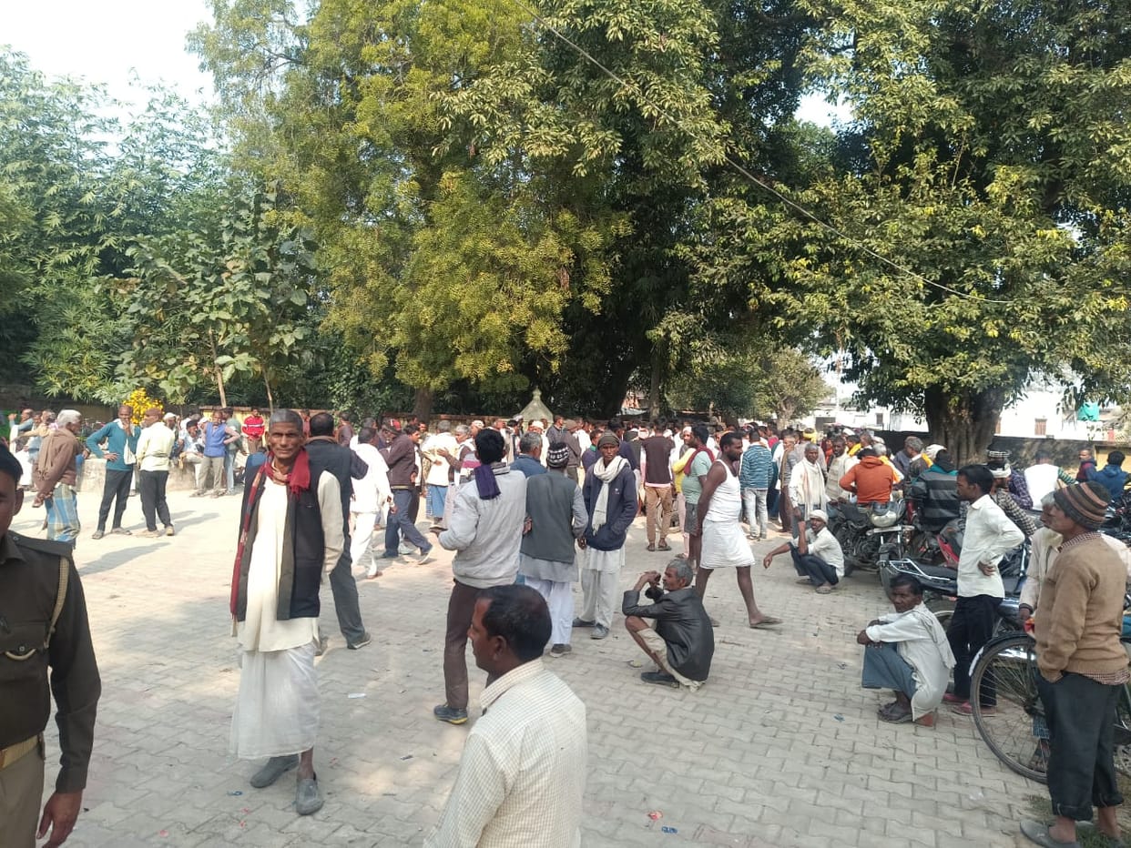 Crowds gathered on the information of urea distribution, many farmers returned empty handed