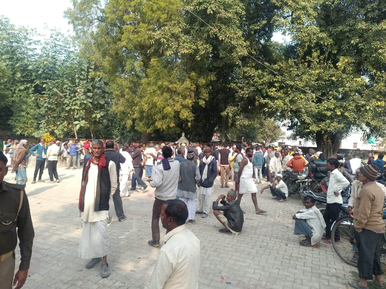 सहकारी समिति पर खाद के लिए सुबह से एकत्रित किसानों की भीड़। स्रोत : किसान