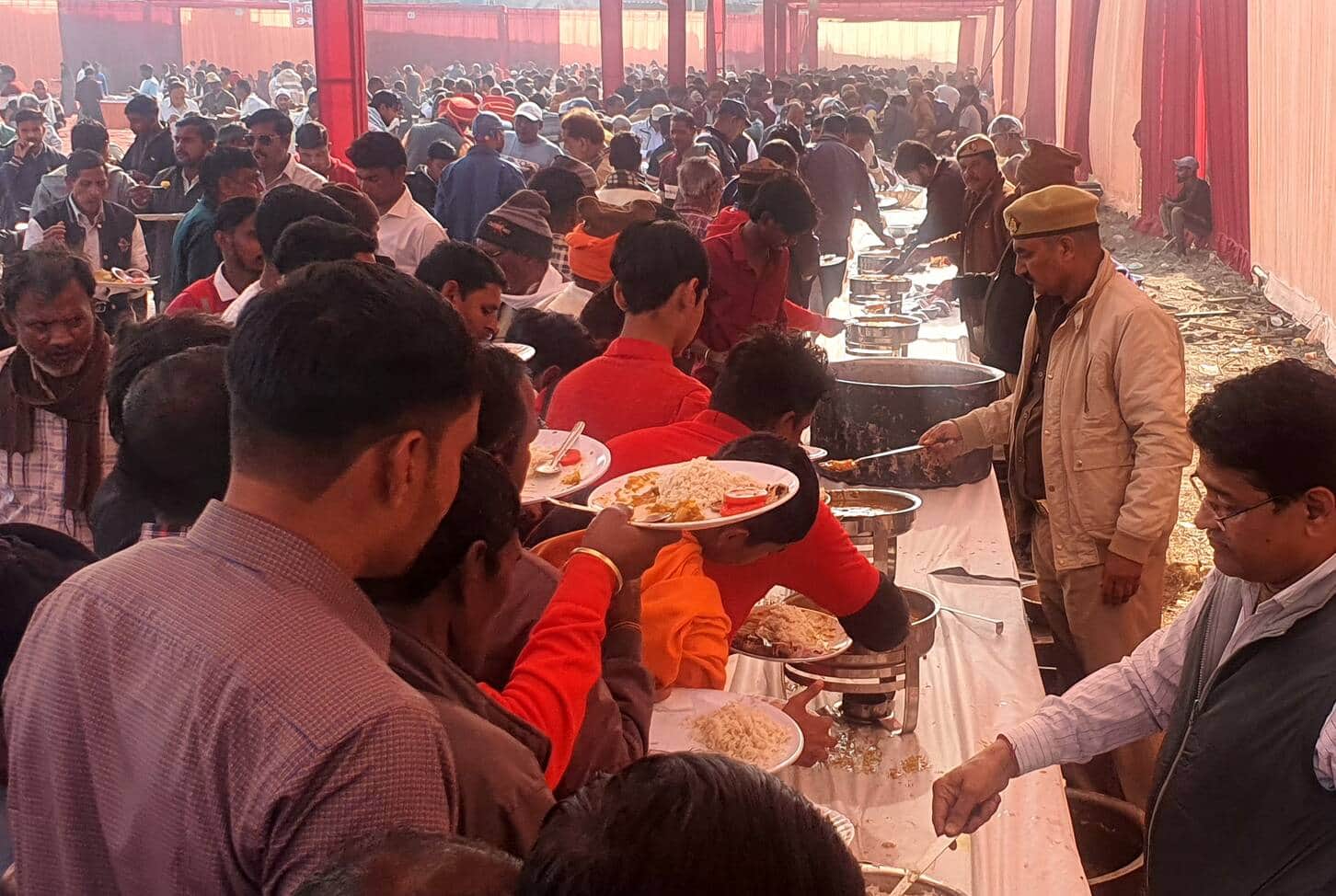 सामूहिक विवाह समारोह में पुलिस ने संभाली भोजन  की कमान।