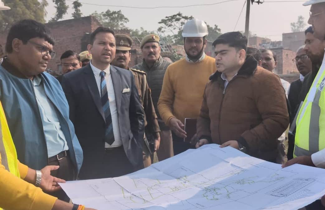 सुरियावां के कुसौड़ा में जल जीवन मिशन का नक्शा देखते नोडल अफसर प्रकाश बिंदु बाएं। स्रोत: सूचना