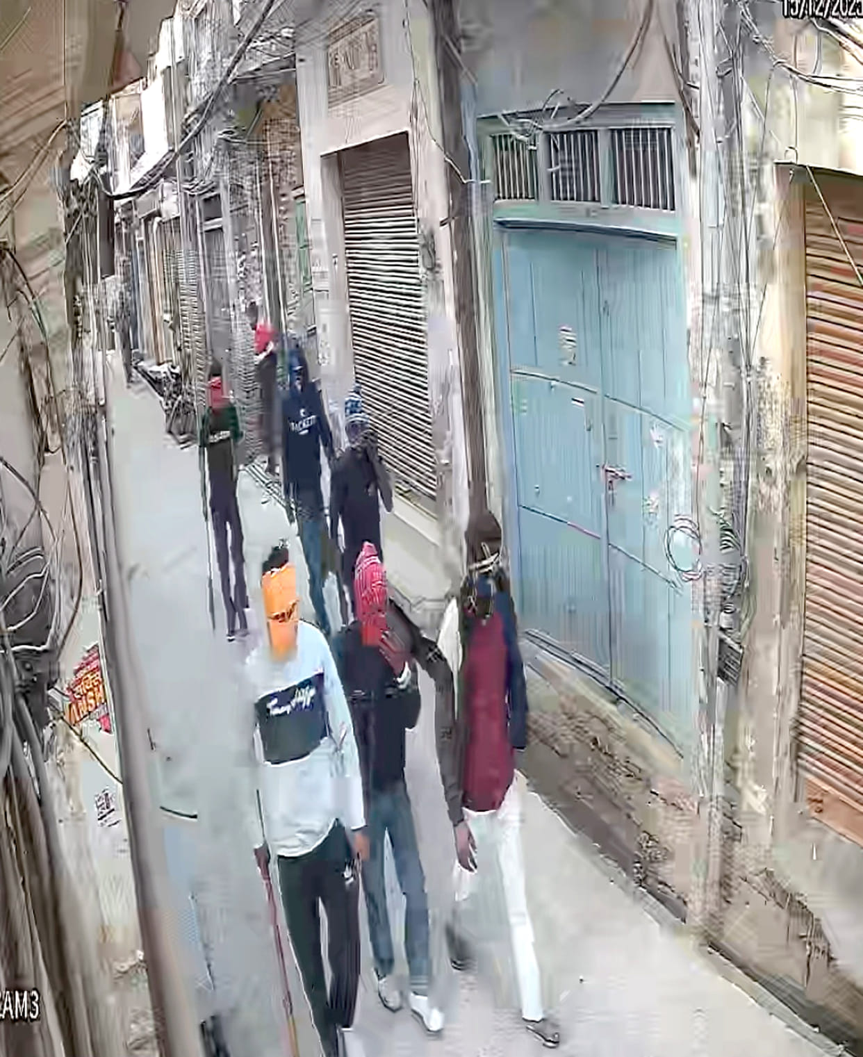 Six armed criminals robbed a shop in Sadhaura in broad daylight