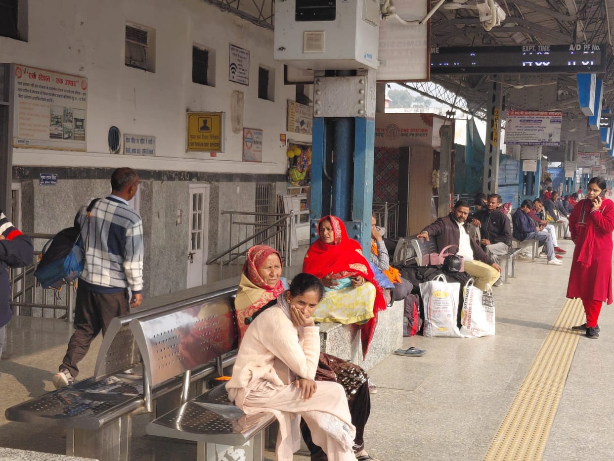Fog affects train movement, Izzatnagar Express arrives late