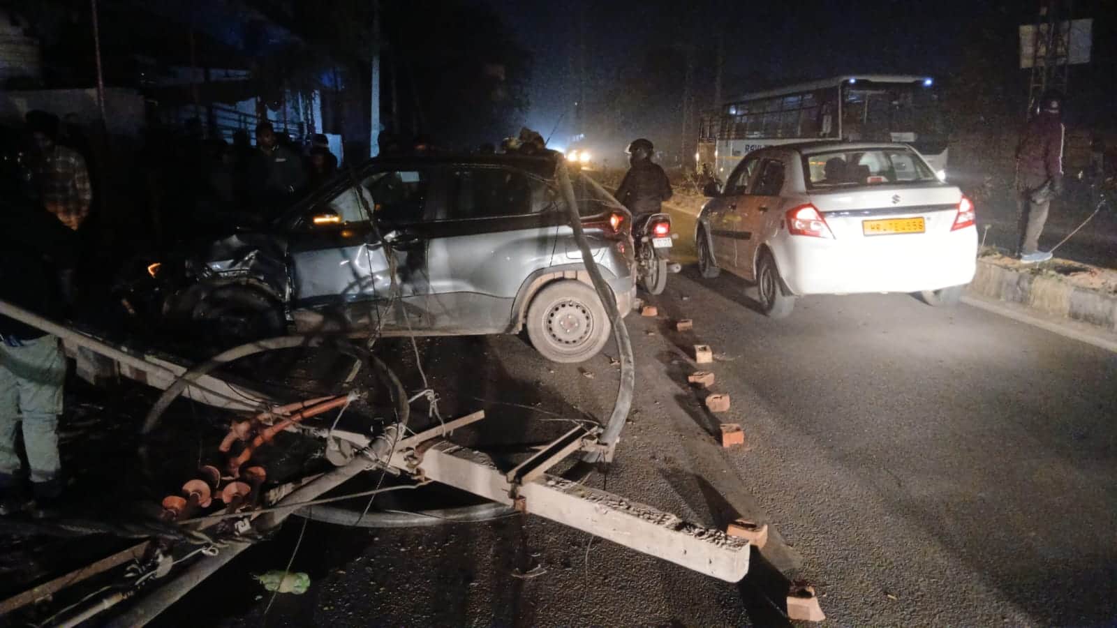 सड़क के किनारे गिरे बिजली के पोल। संवाद