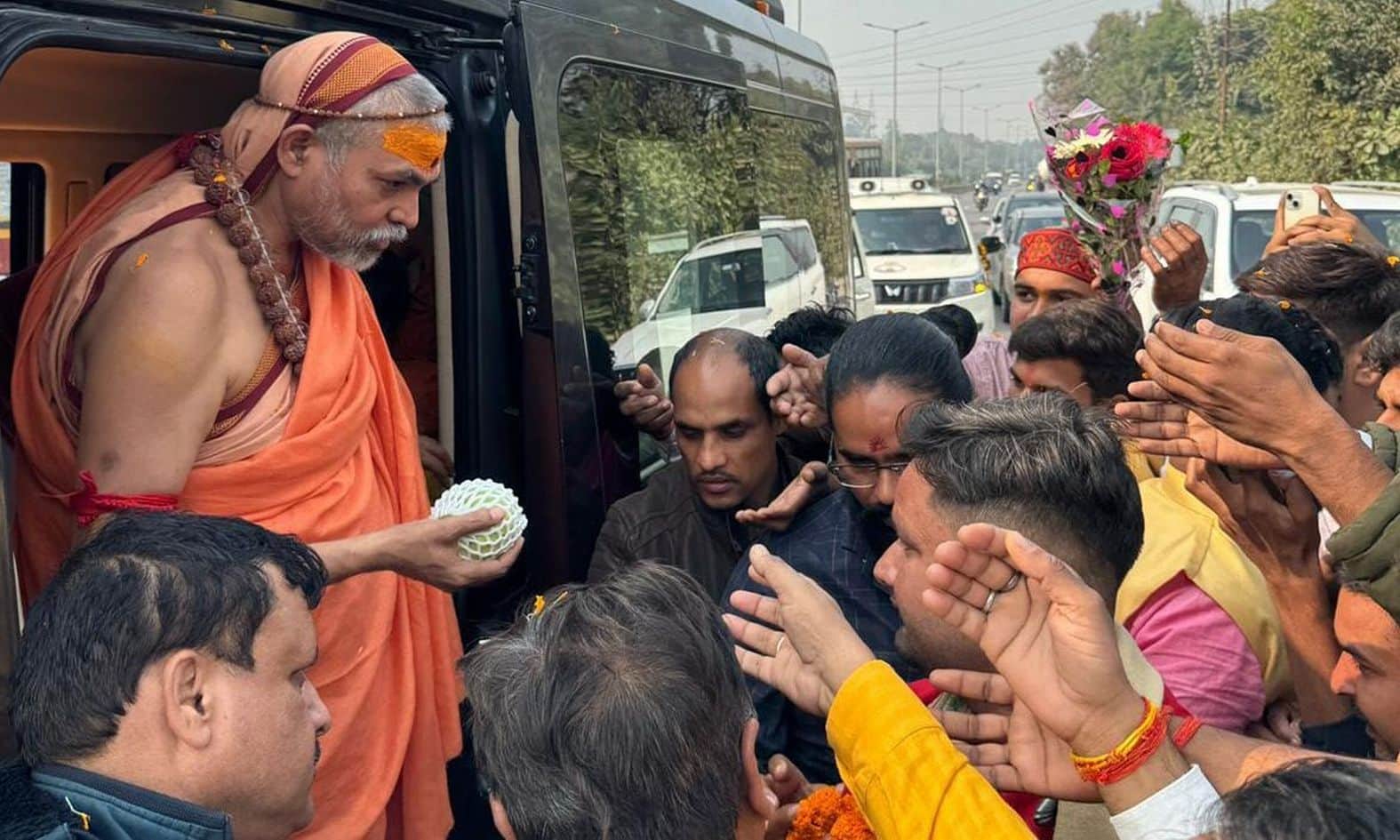 स्वामी अविमुक्तेश्वरानंद महाराज का स्वागत करते कटका क्लब के पदाधिकारी। 