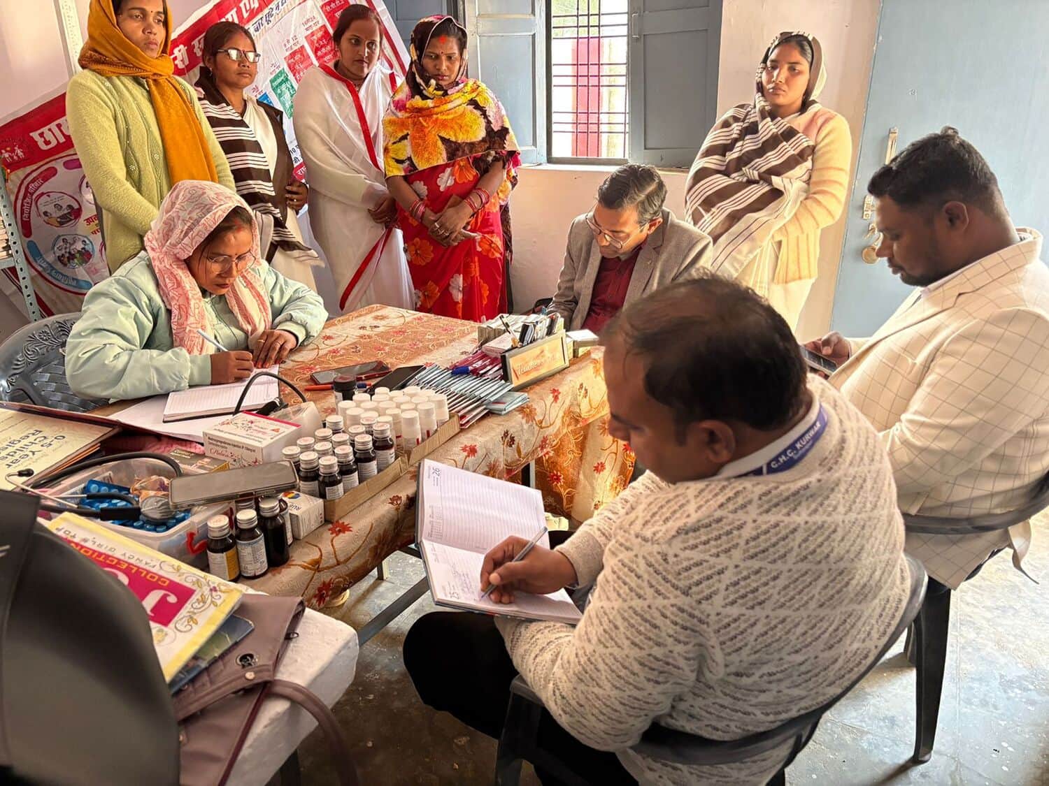 स्वास्थ्य उपकेंद्र पर जांच करती स्वास्थ्य टीम।