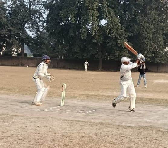 शाहजहांपुर में जीएफ कॉलेज के मैदान पर शार्ट लगाता खिलाड़ी। स्रोत: आयोजक