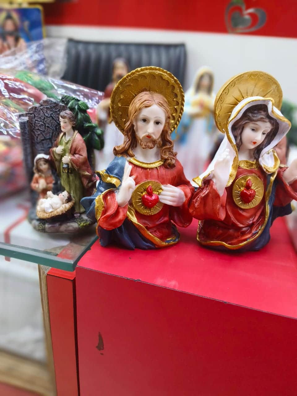 शाहजहांपुर में सदर बाजार क्षेत्र में दुकान पर रखे यीशु मसीह की प्रतिमाएं। संवाद