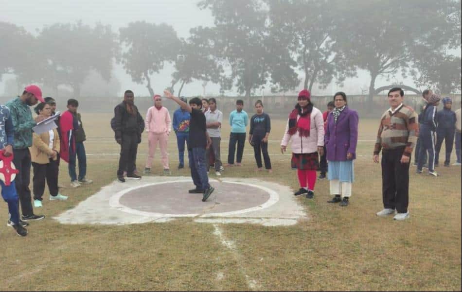 शहर के स्टेडियम में सांसद खेलकूद स्पर्धा में चक्का फेंक में प्रतिभाग करते खिलाड़ी। संवाद