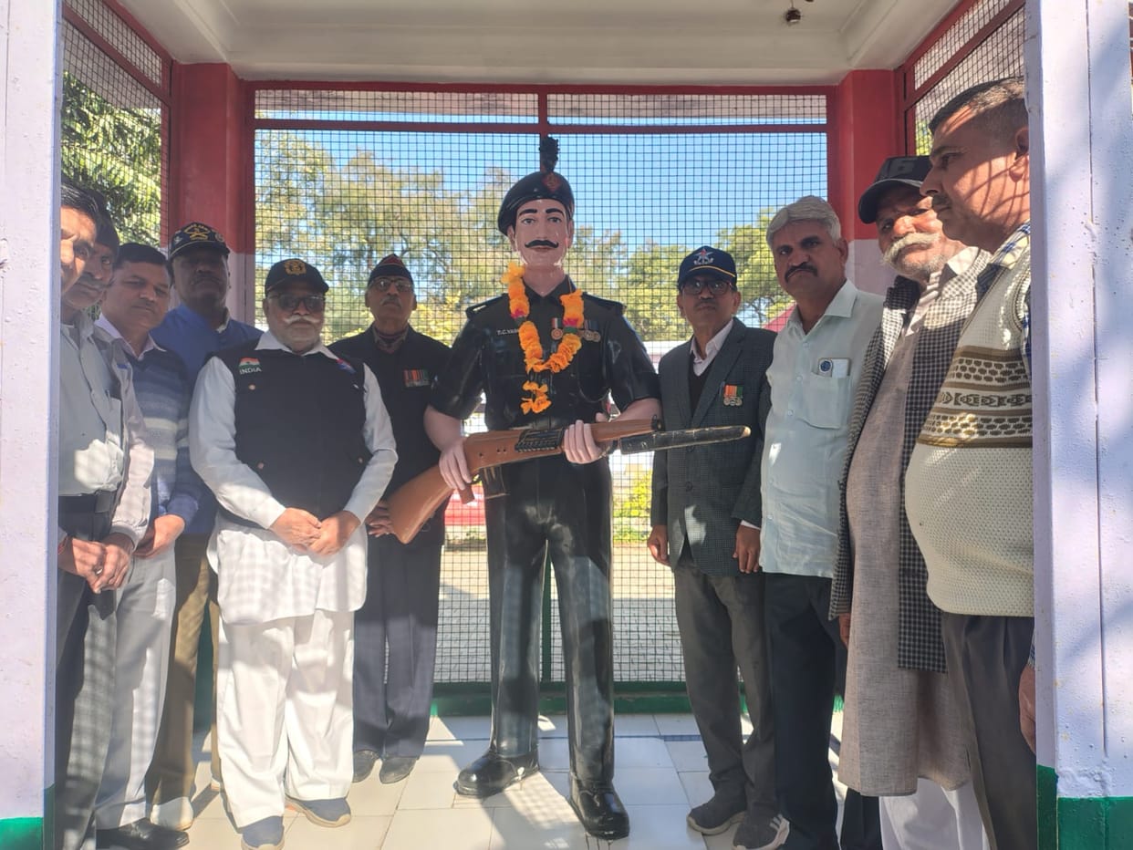 The committee members paid tribute to the martyrs.