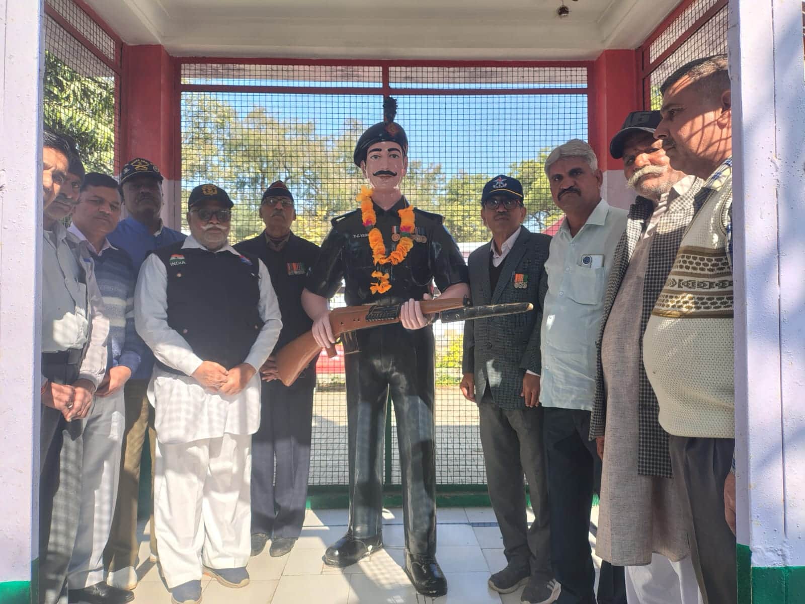 शहीद स्मारक में विजय दिवस मनाते पूर्व सैनिक व ग्रामीण। स्रोत: समिति