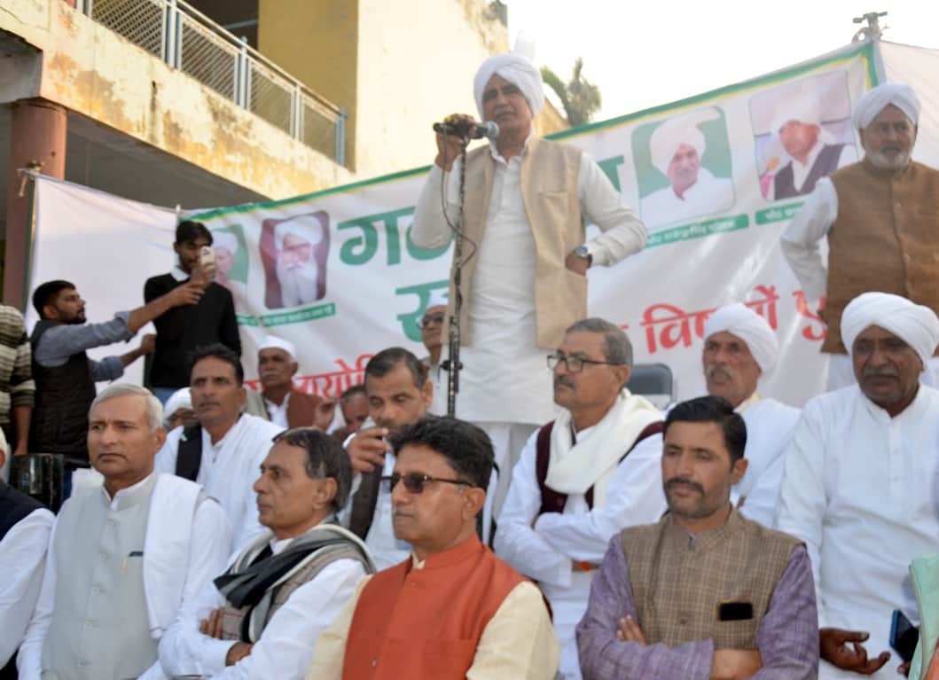 शामली क्षेत्र के गांव लिसाढ़ में आयोजित गठवाला  खाप की पंचायत  में बोलते बाबा बलजीत सिंह । संवा