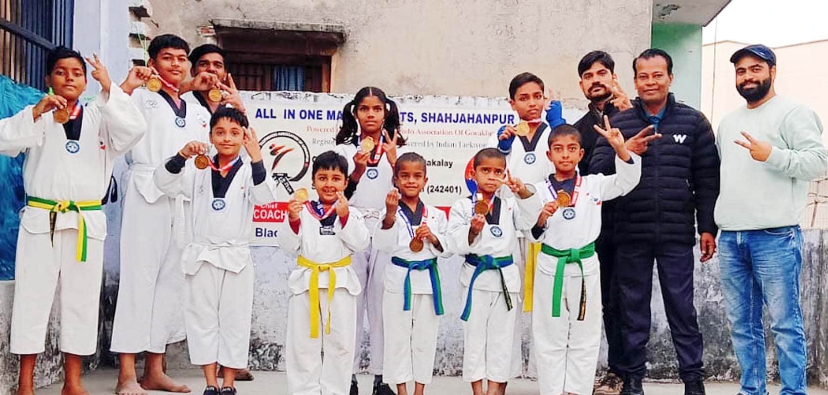 ताइक्वांडो में जीत के बाद खुशी मनाते पुवायां के खिलाड़ी। स्रोत : कोच