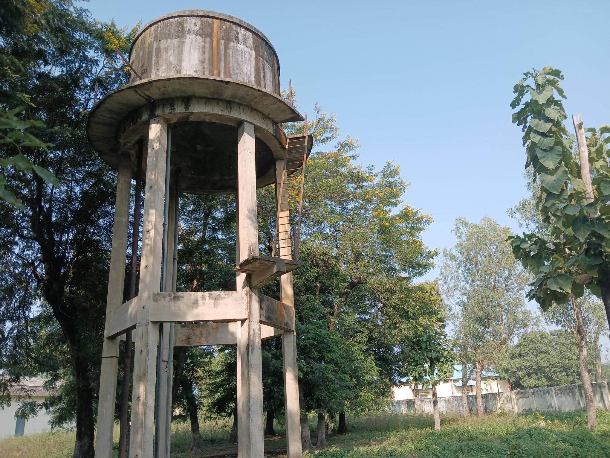 तिकुनिया कृषि उत्पादन मंडी समिति में वर्षों से खराब पानी की टंकी। संवाद