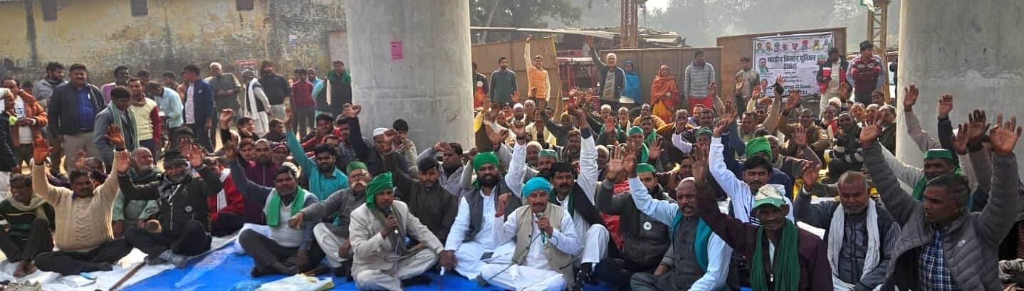 तिलहर में रेलवे फाटक के पास धरना पर बैठे भारतीय किसान यूनियन टिकैत गुट के कार्यकर्ता। संवाद