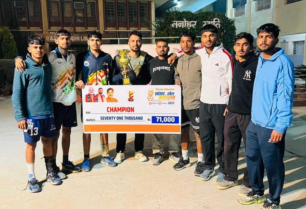 ट्रॉफी के साथ विजेता टीम। 