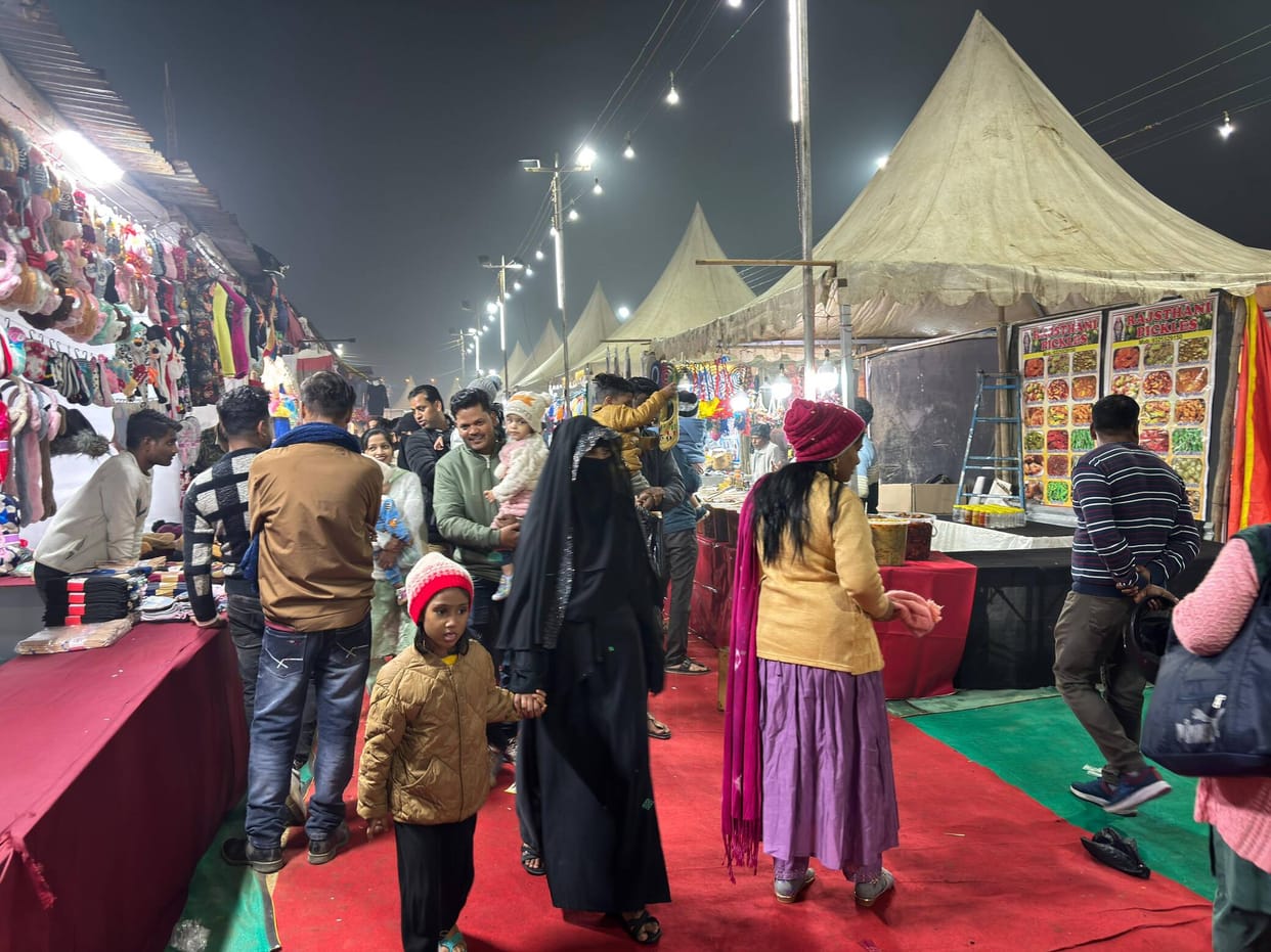 A large crowd gathered at the Targhar Carnival in the evening, and there was a lot of shopping.
