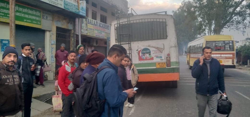 Dehra depot bus going to Hoshiarpur breaks down in Amb, passengers get upset