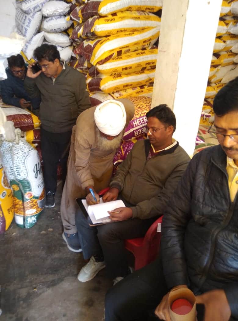 दुकान पर जांच करती एफएसडीए की टीम। स्रोत- विभाग