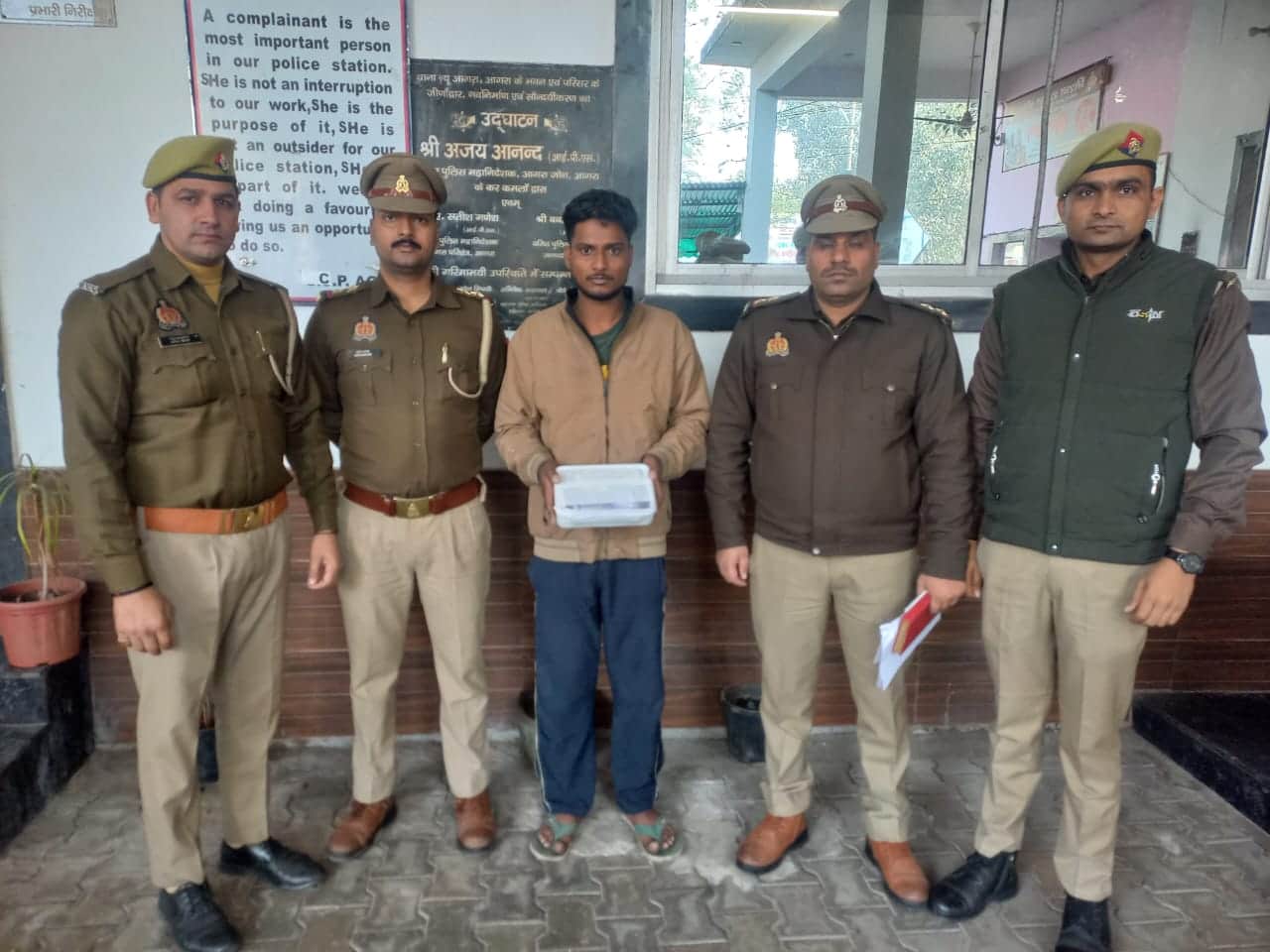 थाना न्यू आगरा में गिरफ्तार चोरी का आरोपी