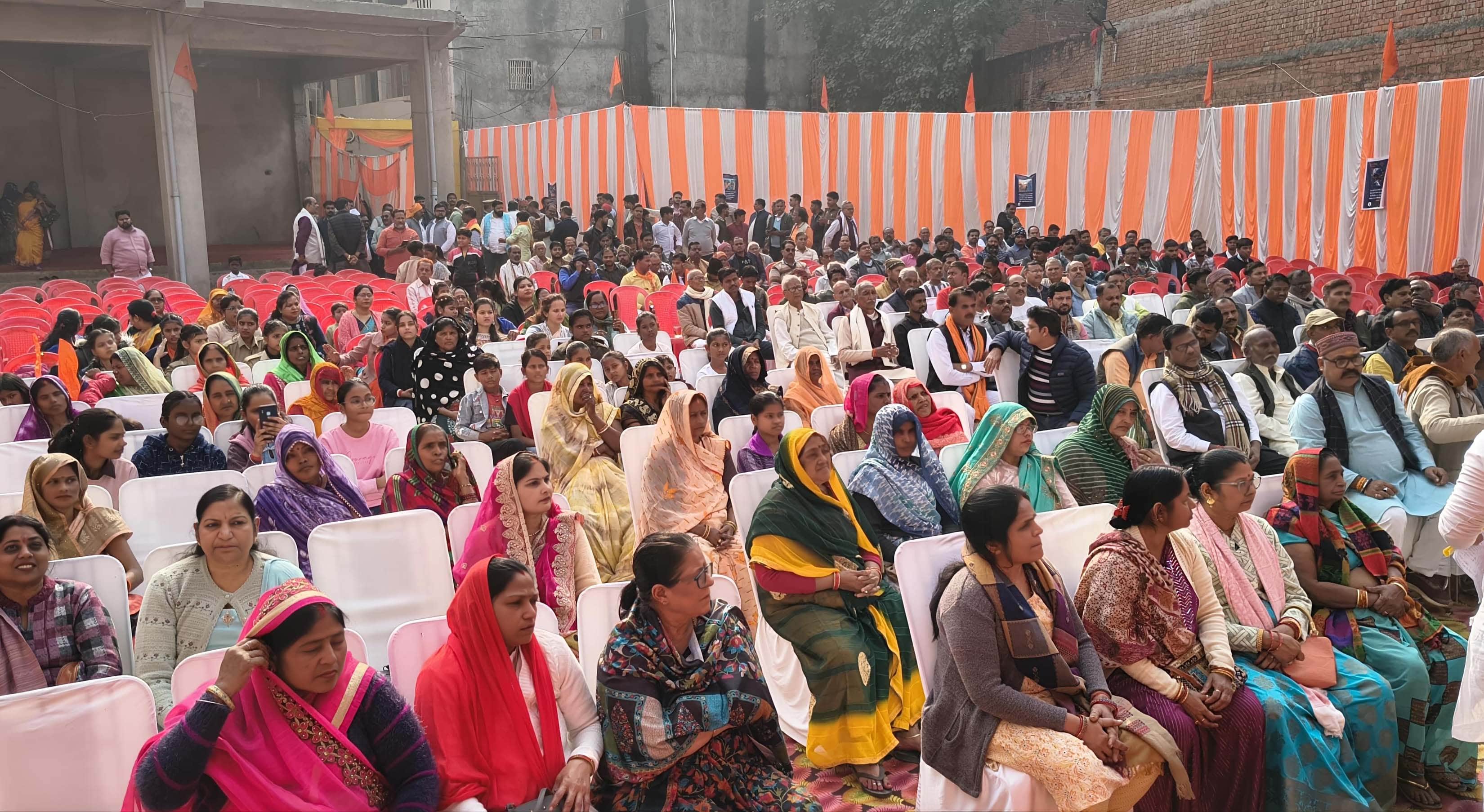 दरोपुर रामलीला मैदान में विराट हिंदू सम्मेलन में उमड़े महिला पुरुष। स्रोत- आयोजक