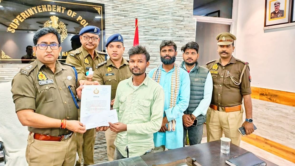 The boatman who saved the lives of people who jumped into the river has been rewarded.