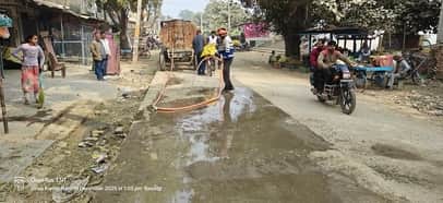 धूल-धक्कड़ से राहत दिलाने के लिए खुखुंदू कस्बे में एक साइड बनी आरसीसी ढ़लाई सड़क पर ट्रैंकर से 