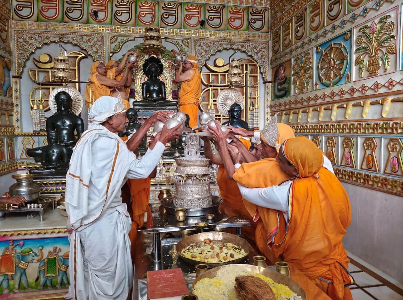 धार्मिक कार्यक्रम में मौजूद ग्रामीण