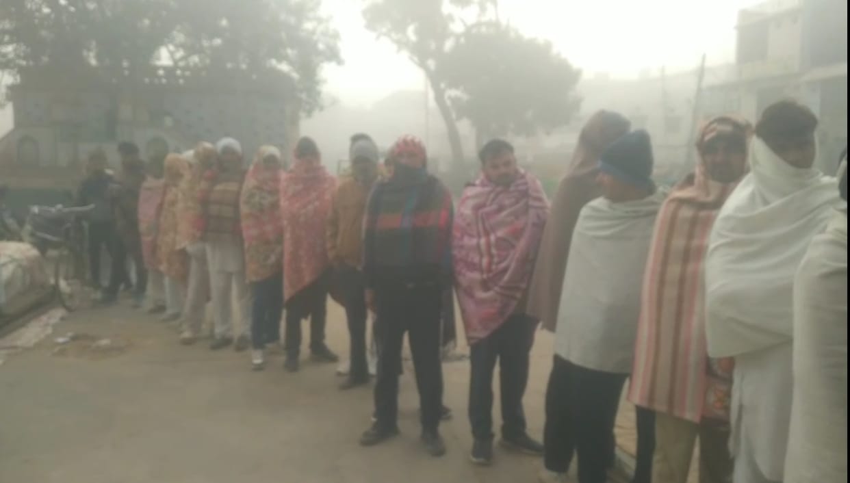 Farmers lined up in Uchana for urea fertilizer.