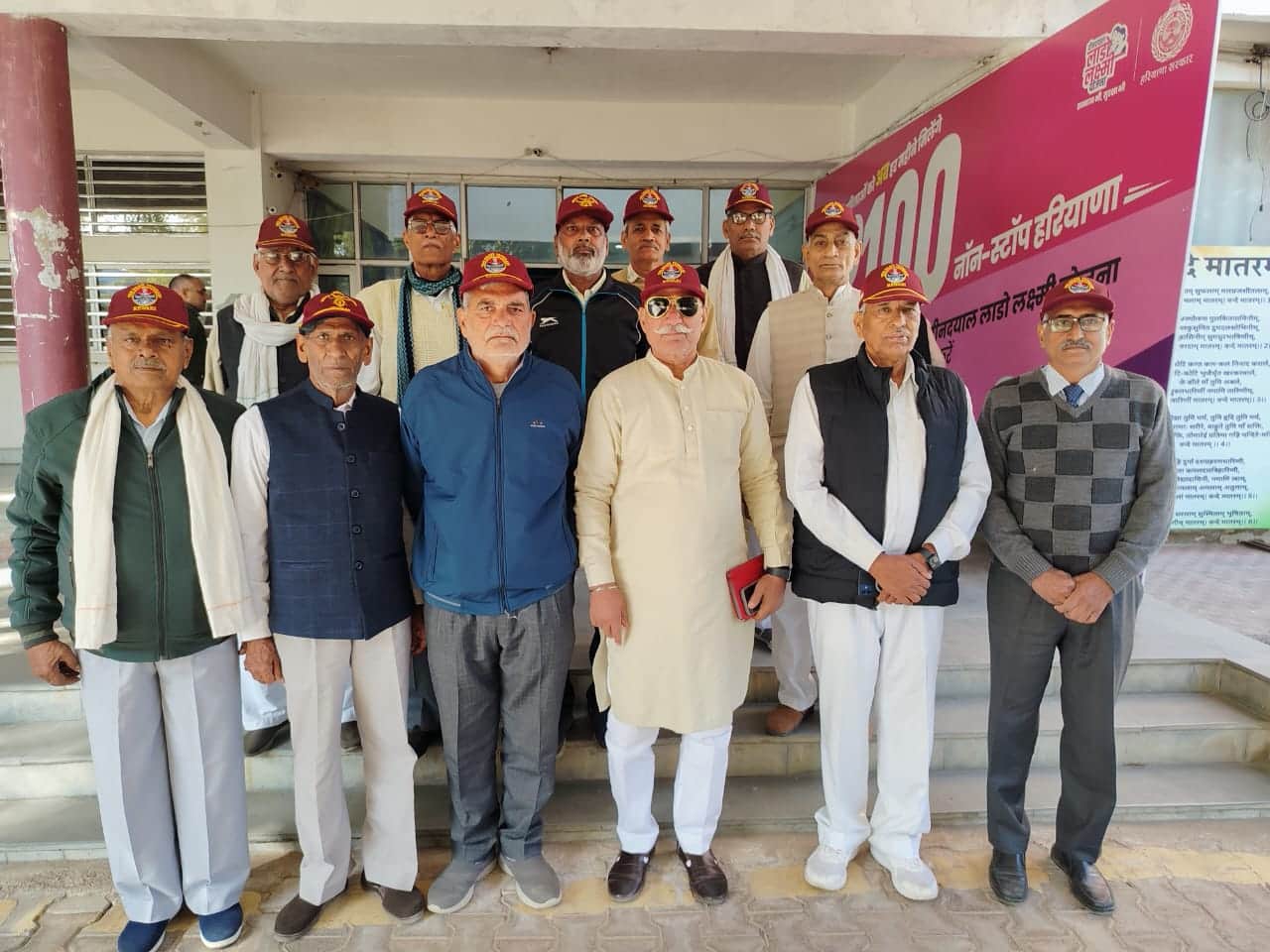 वार म्यूजियम की बदहाली को लेकर जानकारी देते पूर्व सैनिक कल्याण संगठन के पदाधिकारी। स्रोत : संगठ