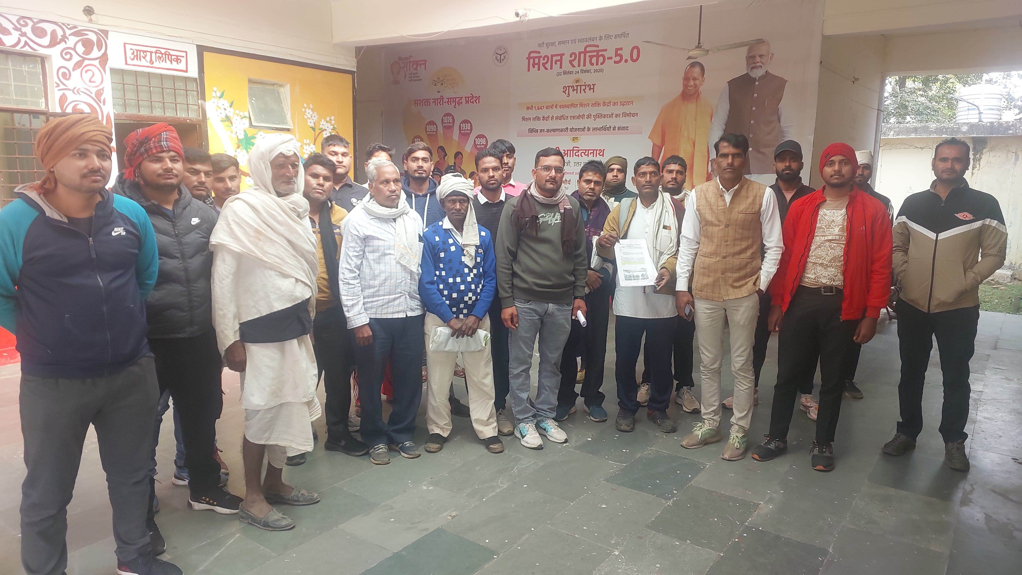 यूरिया खाद को लेकर तहसील में प्रदर्शन करते किसान