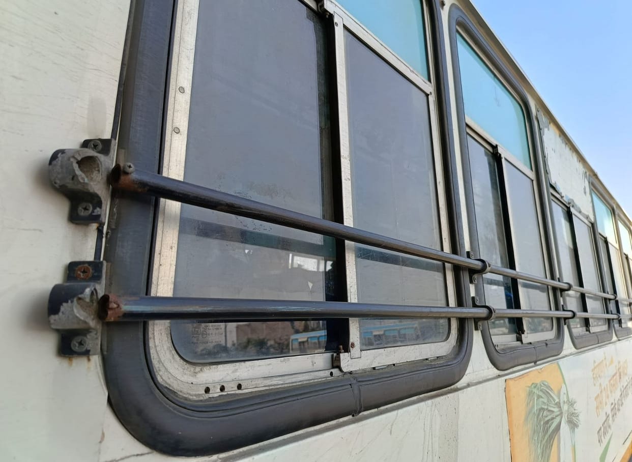 The windows and doors are broken, the pipes are also damaged, yet the buses are still running on the roads.