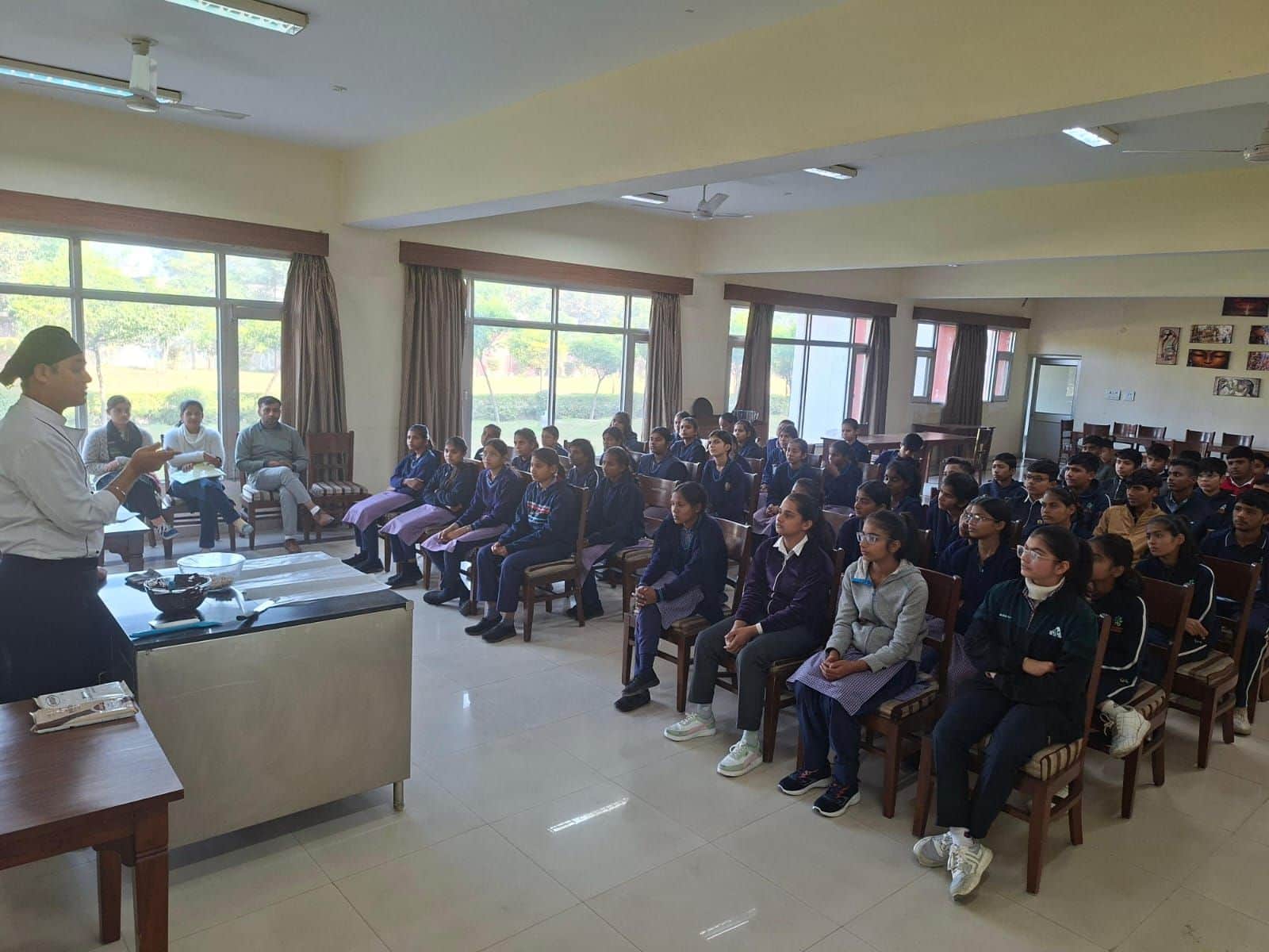 21...तिलियार झील स्थित होटल प्रबंधन संस्थान में शैक्षणिक भ्रमण के दौरान चॉकलेट वर्कशॉप में भाग 