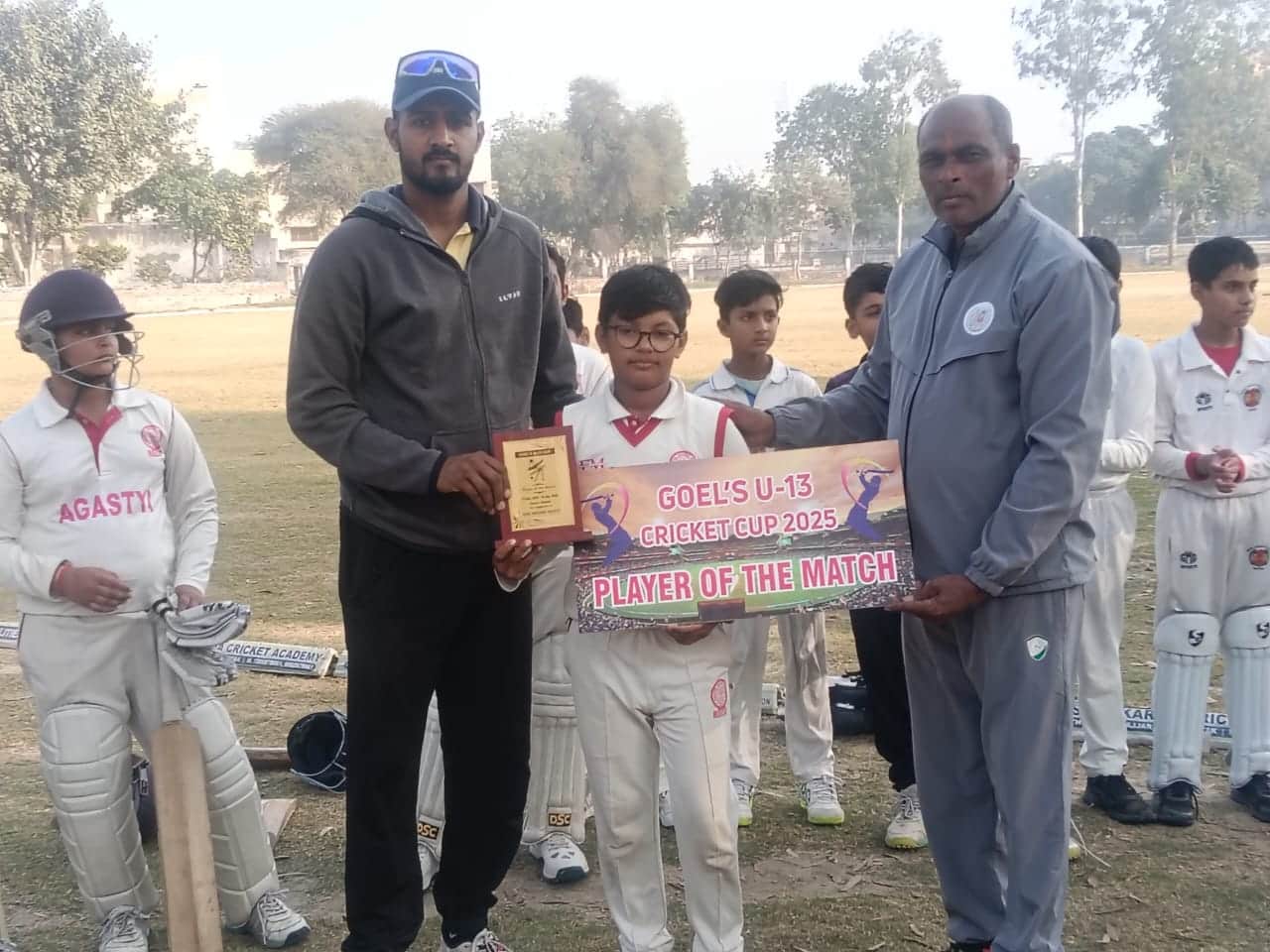 22...मिवान को सम्मानित करते कोच। स्रोत : कोच