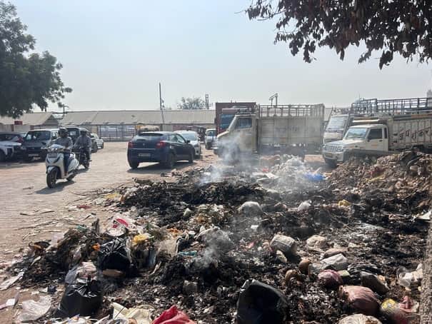 29...रोहतक मालगोदाम रोड पर कूड़े से निकलता धुआं। संवाद