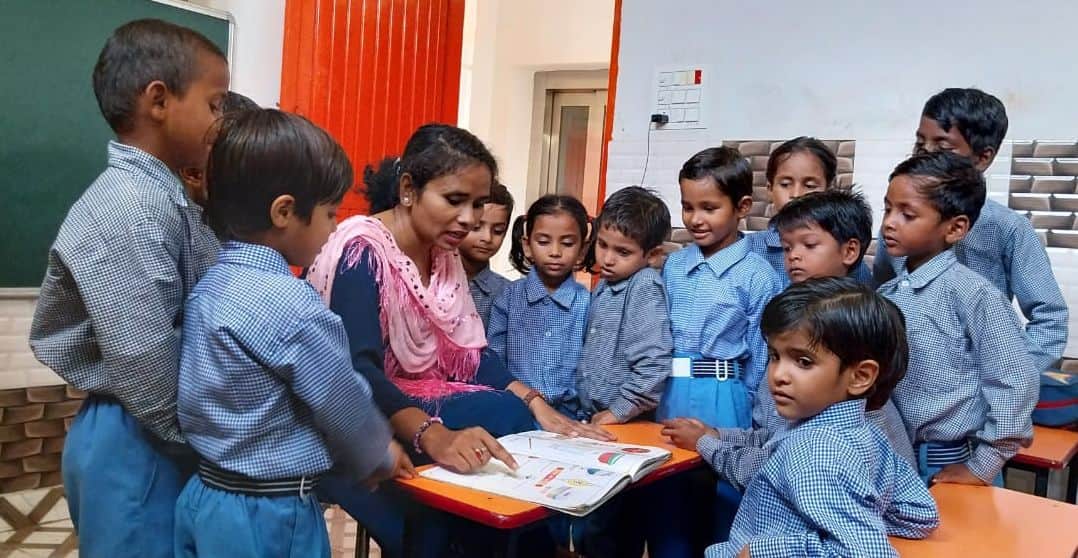 32...शहर की एमटीएफसी संस्था में जरूरतमंद बच्चों को निशुल्क पढ़ाते हुए छात्रा आरती। संवाद