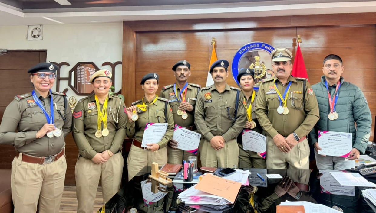 The SP honored the soldiers who received medals by giving them certificates of appreciation.