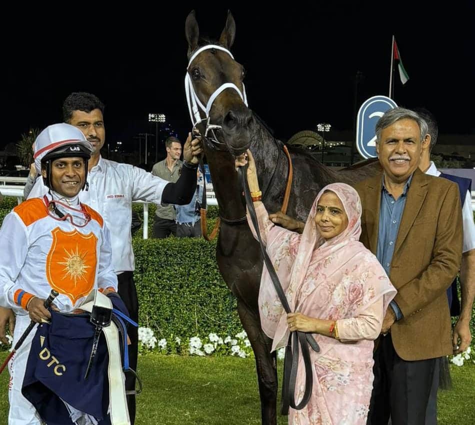 अबू धाबी में भारतीय घोड़े के साथ घोड़ा स्वामी कंवर रविंद्र चौहान और युवरानी अनीता चौहान। स्रोत 
