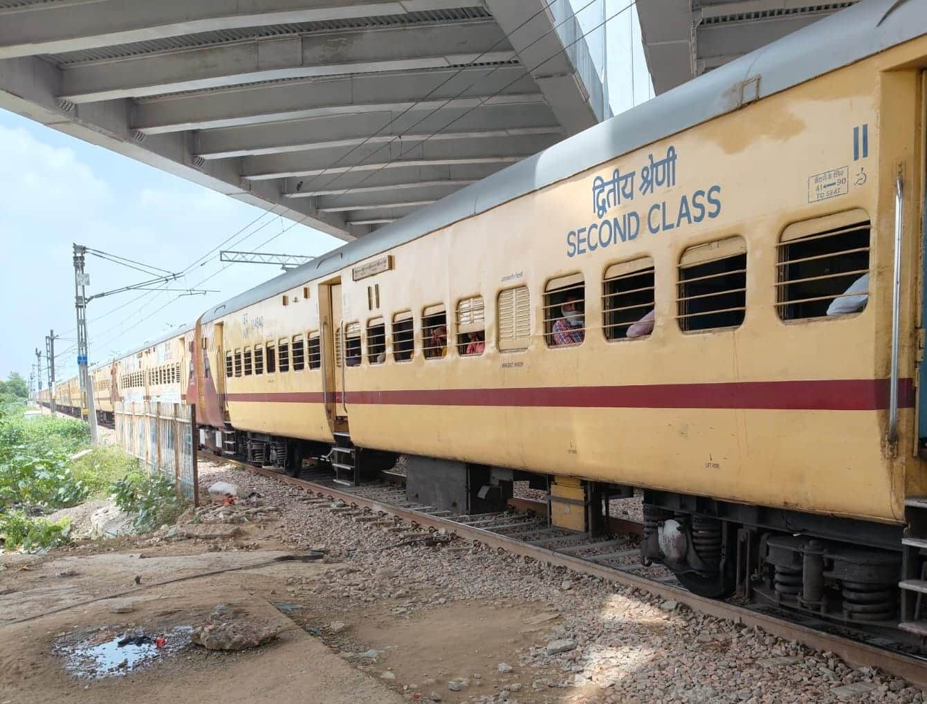 अनाज मंडी रेलवे स्टेशन की तरफ से जा रही ट्रेन। संवाद