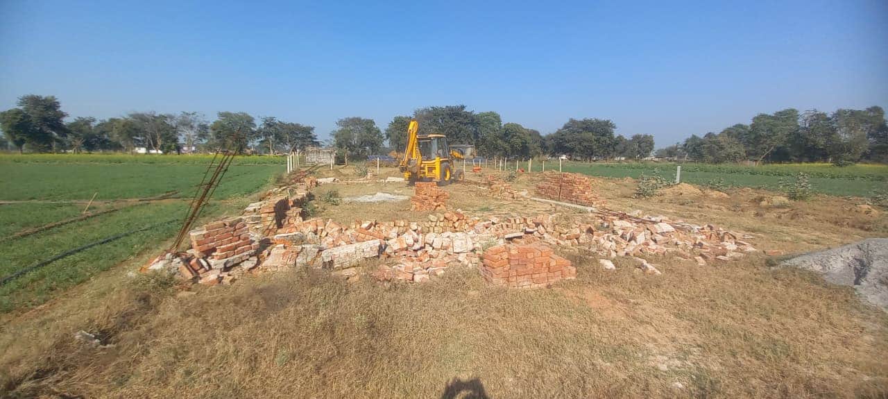 अवैध कॉलोनी पर चल रहा बुलडोजर। स्रोत : विभाग