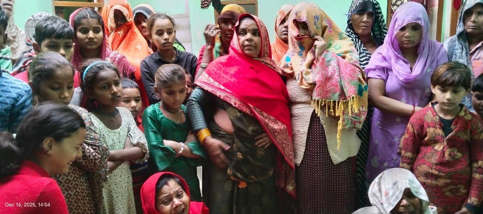 बच्चची की मौत के बाद गांव पड़रिया में रोते-बिलखते परिजन। संवाद