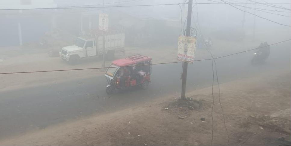 Dense fog in the morning, cold winds blew throughout the day, leaving people shivering.