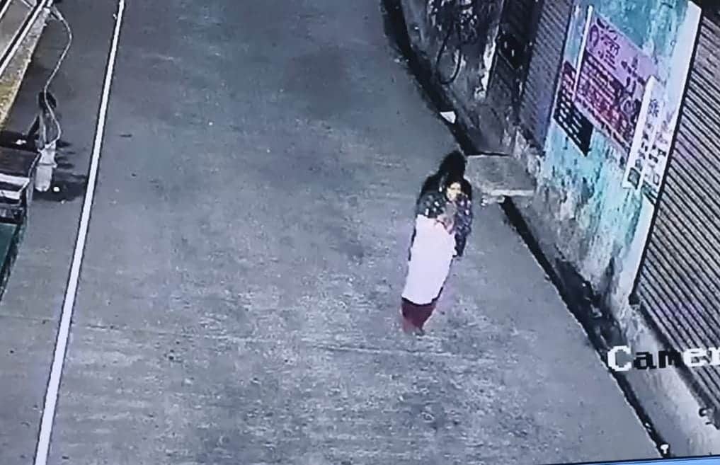 बेहट में मोहल्ला कस्साबान की गली में जाती दिखाई दे रही सपना। स्रोत: सीसीटीवी फुटेज