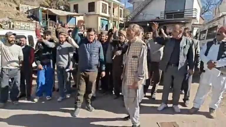 बिजली के अधिक बिल आने और ग्रिड स्टेशन खोलने की मांग को लेकर राजोरी के ख्वास मे ज़ोरदार प्रदर्शन 